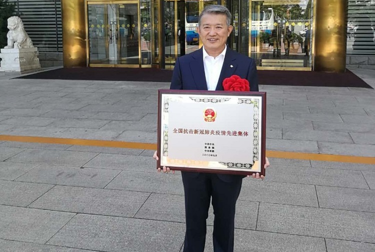 陈东升代表全体楚商领取“全国抗击新冠肺炎疫情先进集体”荣誉.jpg
